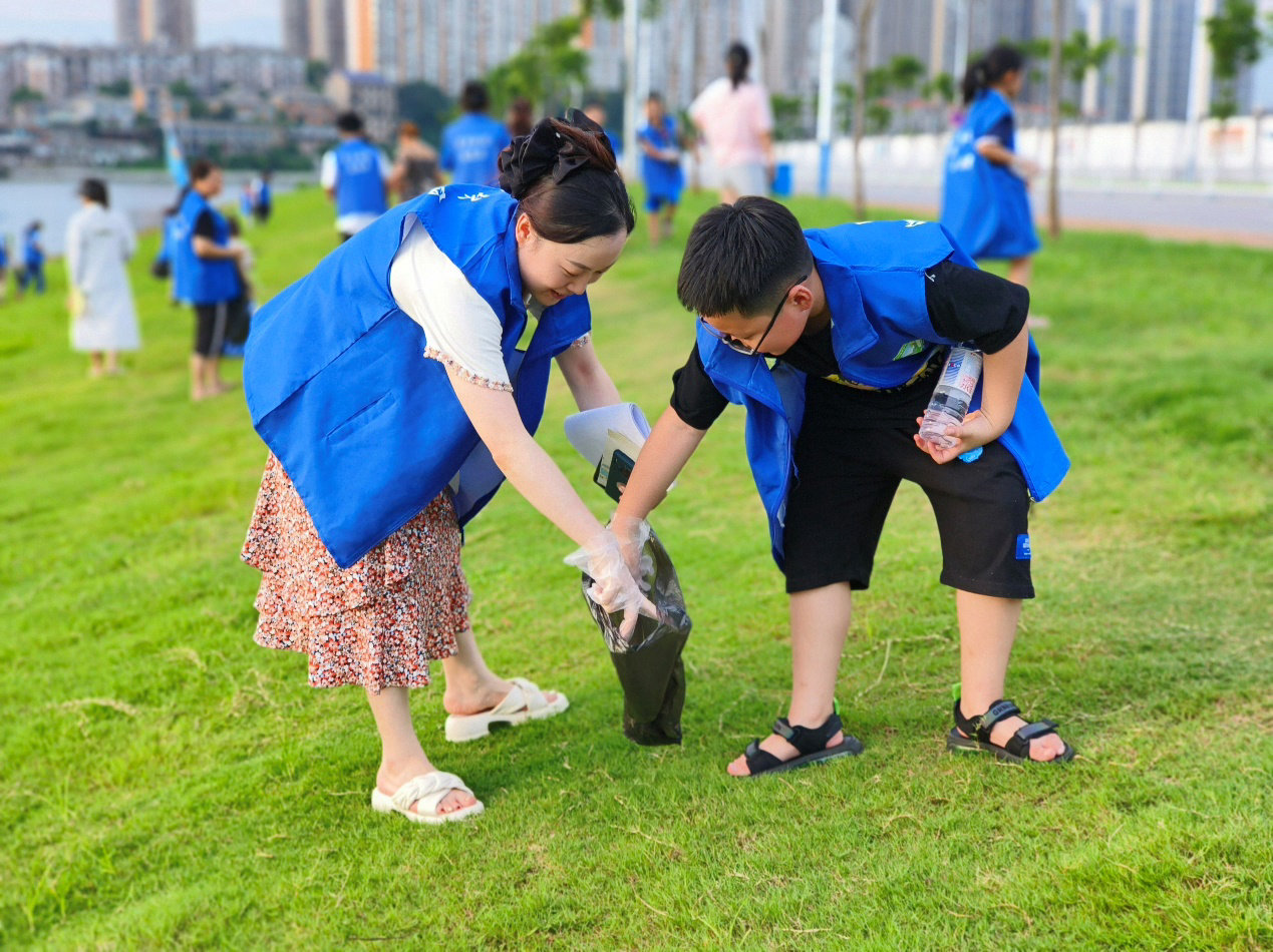 小孩们站在草地上

描述已自动生成