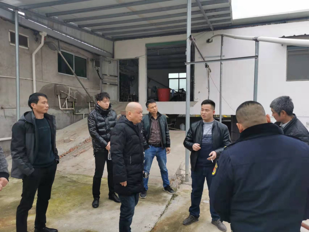 一群人站在建筑前

中度可信度描述已自动生成