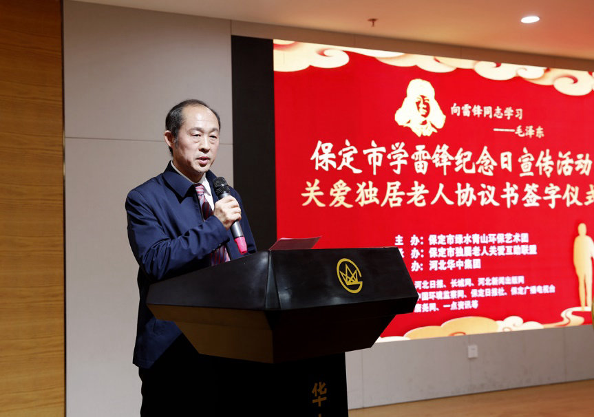 桌子上摆放着广告卡片的人

低可信度描述已自动生成