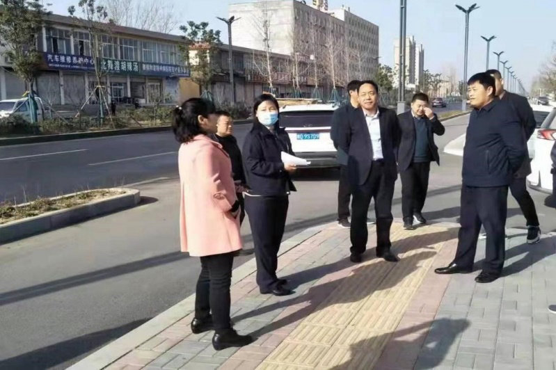 男人和女人走在街道上

描述已自动生成