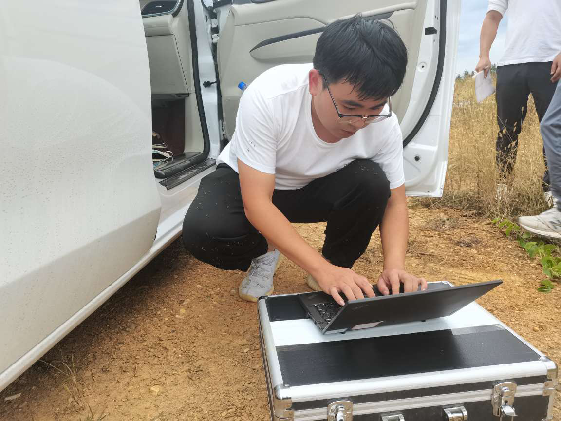 专案组在江西省填埋现场制作笔录