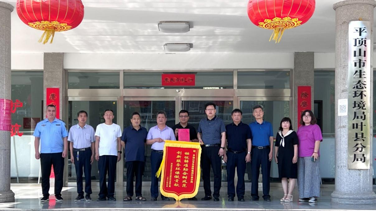 一群人站在建筑前

中度可信度描述已自动生成