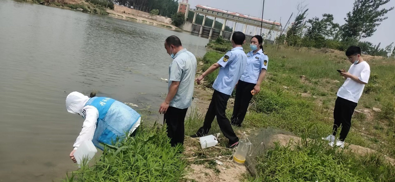 男孩站在草地上

低可信度描述已自动生成