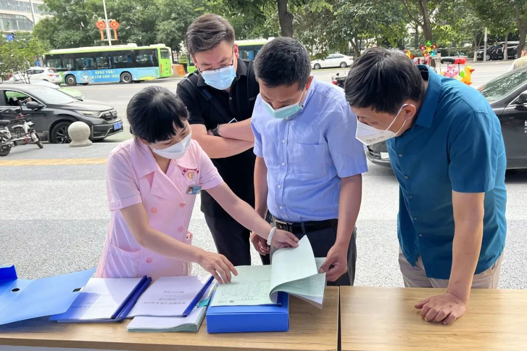 几个小孩在桌子上

中度可信度描述已自动生成